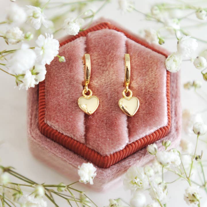Brincos Rylee Adorable Heart Huggie Hoop por atacado de Oh So Lovely