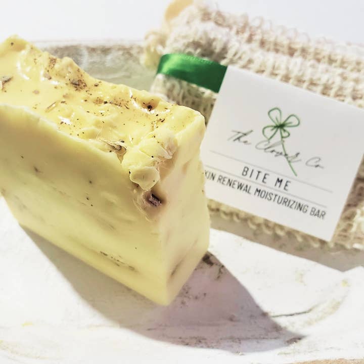 Pain hydratant Bite Me Skin Renewal avec sac pour la vente par The Clover Co.