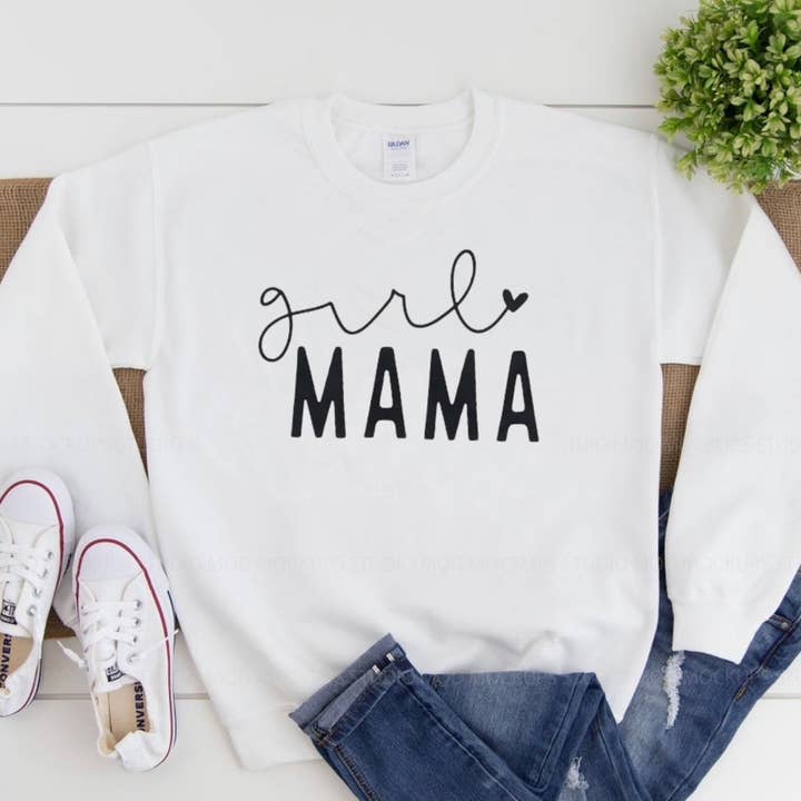 Chandail à col rond Mama pour la vente par Oh Hello Little One