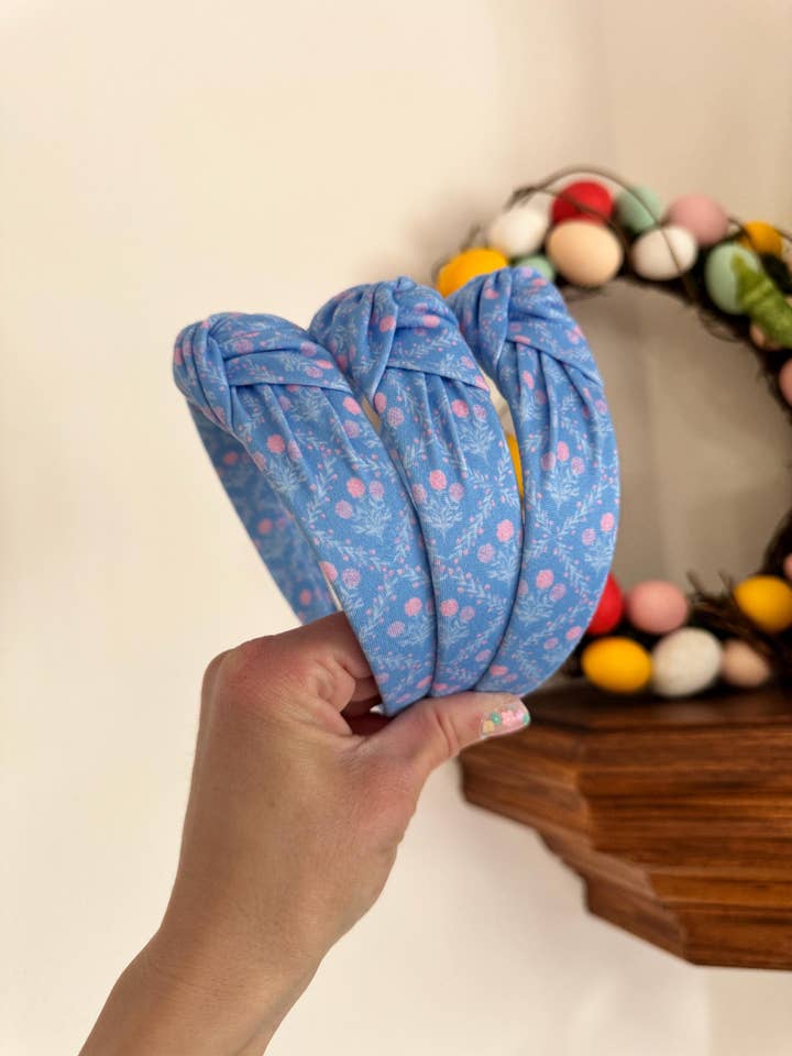 Blå blomster hårbøjle: Forårsmode hårtilbehør for engroshandel hos Brynnbands