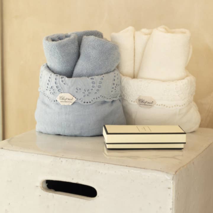 Weiches Säckchen aus reinem Sangallo-Leinen und Basic-Frottierwaschlappen-Trio. für den Großhandel von Chez Moi