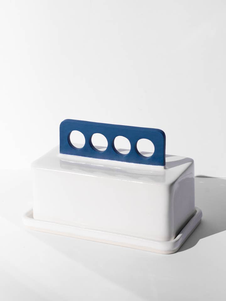 Beurrier ajouré bleu cobalt pour la vente par Guten Co.