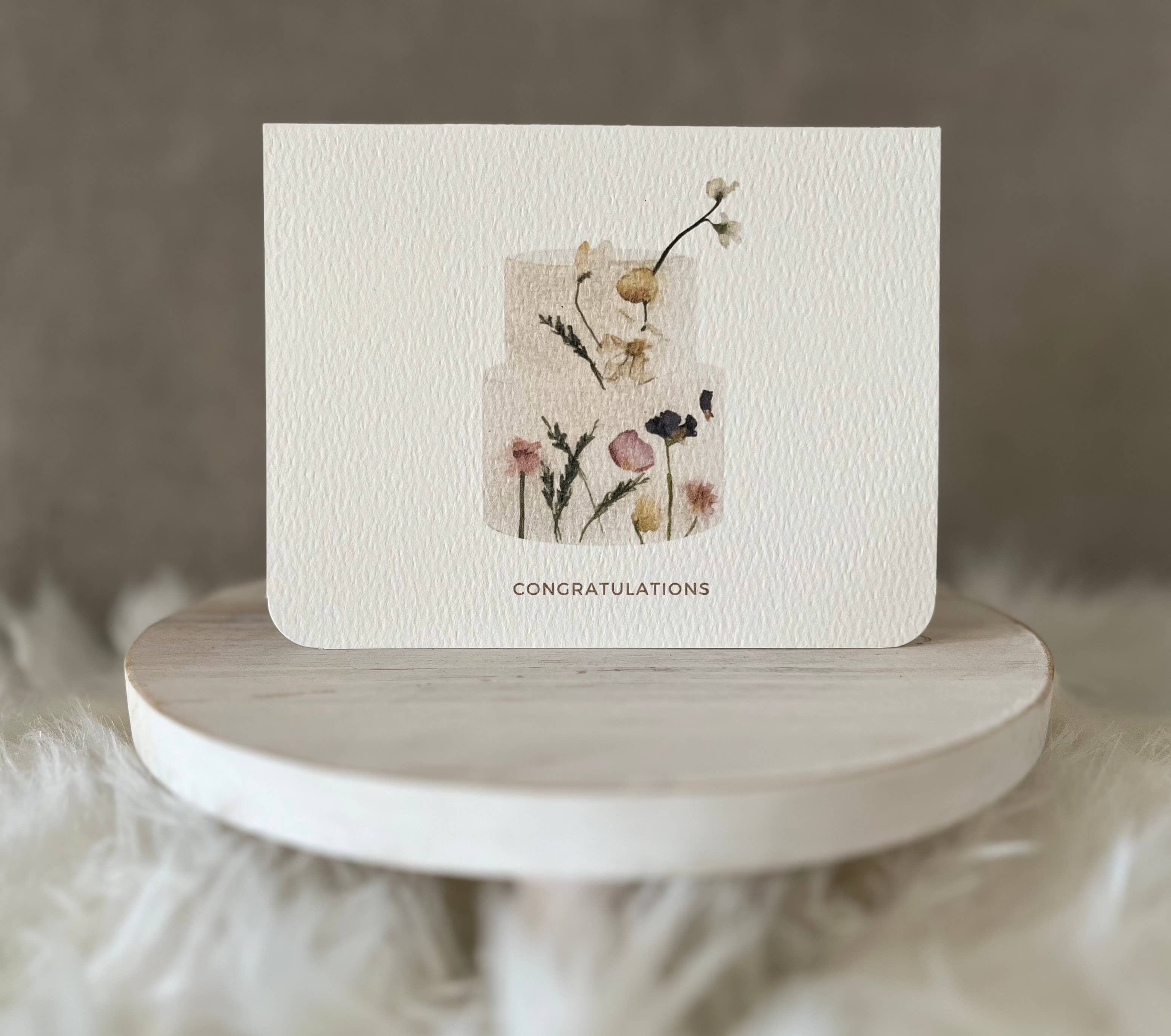 Paper Kuts – wholesale Gratulationskort – Blommig bröllopstårta - gratulationskort, inkluderar Kraft-kuvert0