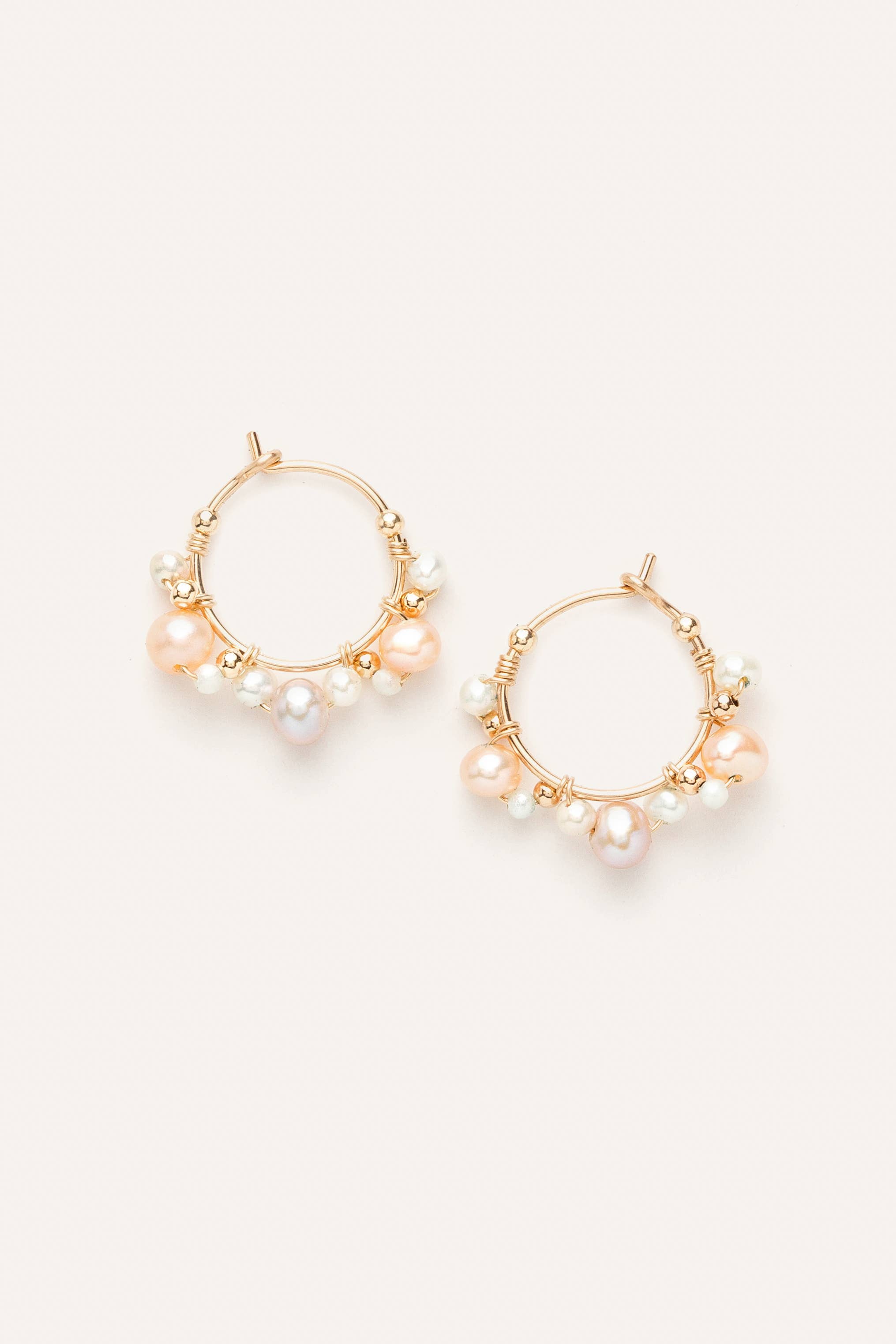 Me Enamora love pearl hoop earrings in gold plating