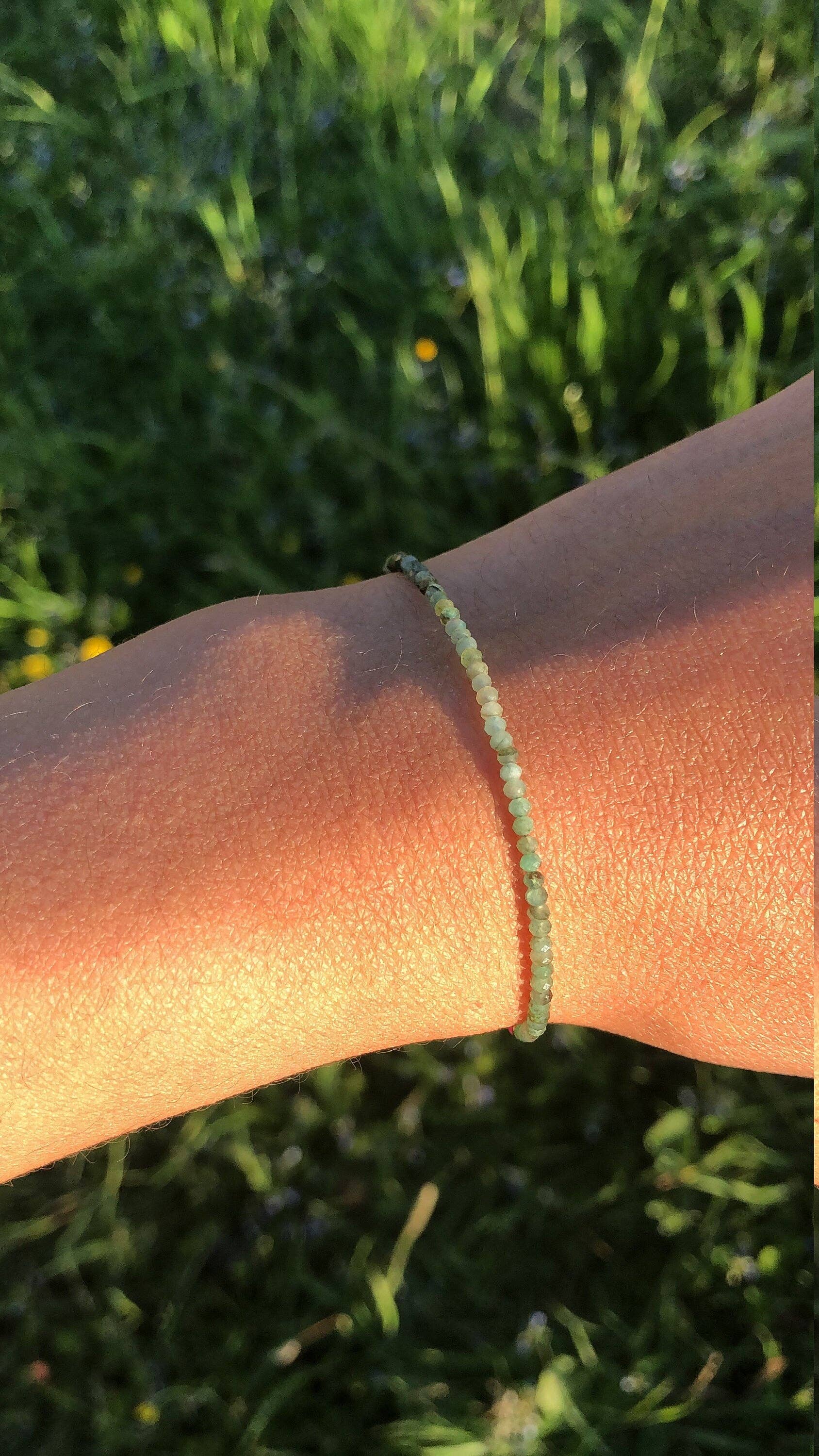 SEQAY - Wholesale Armband met kralen - Delicate armband met smaragd en robijnparels, geboortesteen mei en juli, gradient smaragd, dunne stapelarmband4