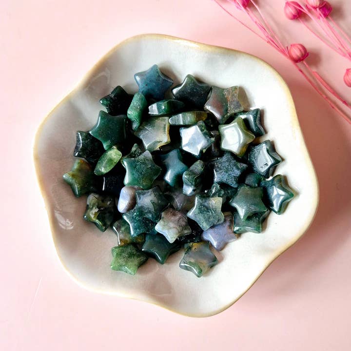 Moss Agate Mini Star (1.5 cm) Perfect for Crystal Confetti voor wholesale door Moonlight Gemstones