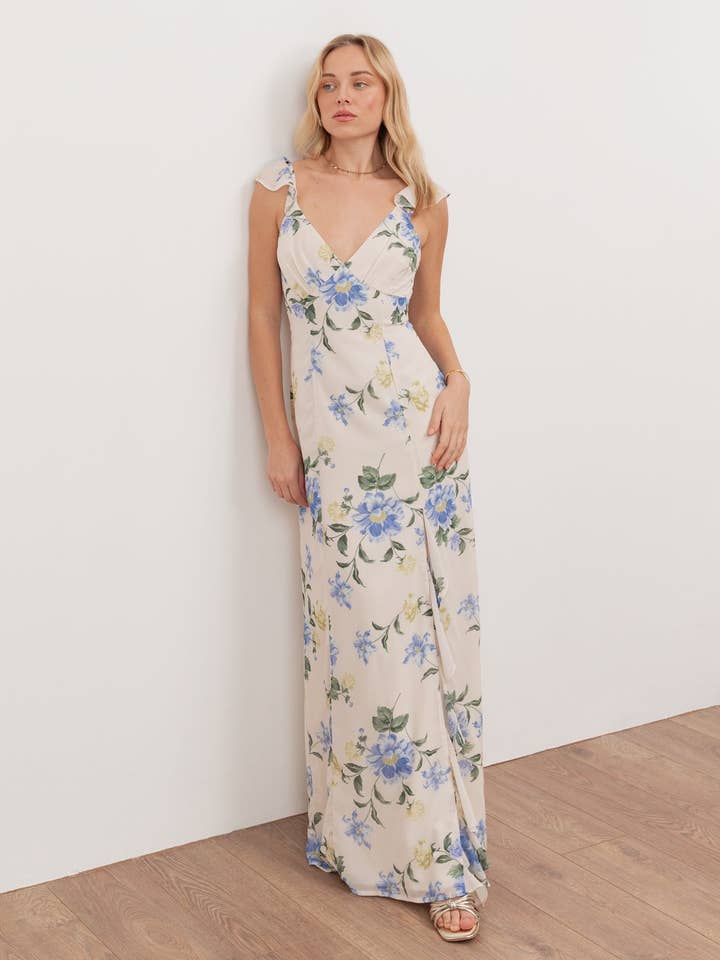Robe longue à bretelles en V avec fente à la jupe et détails à volants, recyclée à fleurs par Anaya With Love pour la vente par Plaza Collection Ltd