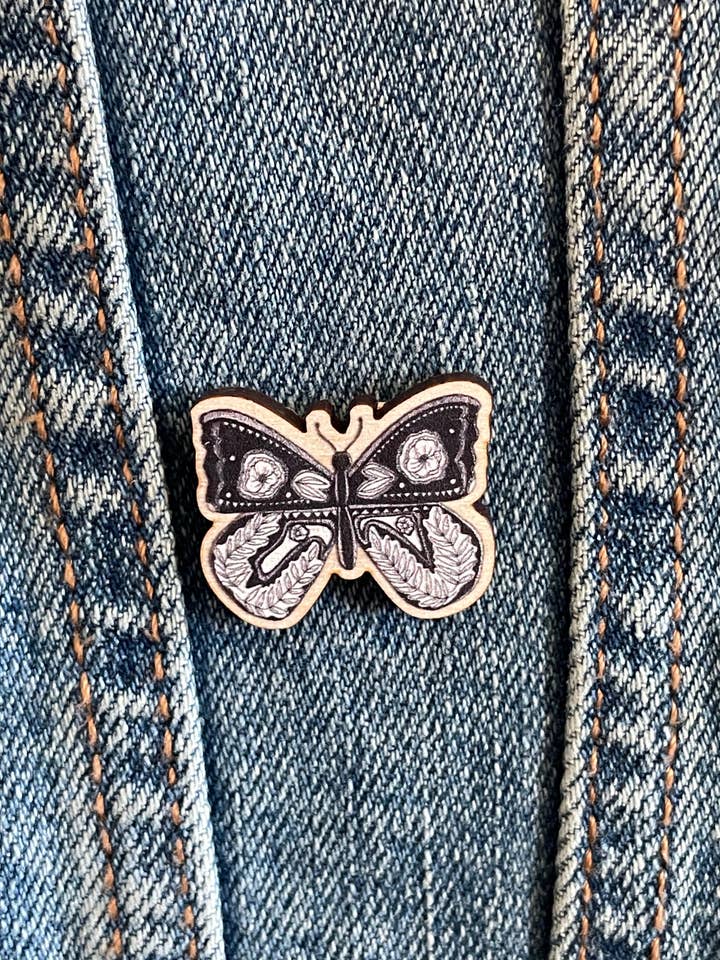 Insignia de Madera de Mariposa en Blanco y Negro - 25 mm para venta al por mayor de MossyPathArt