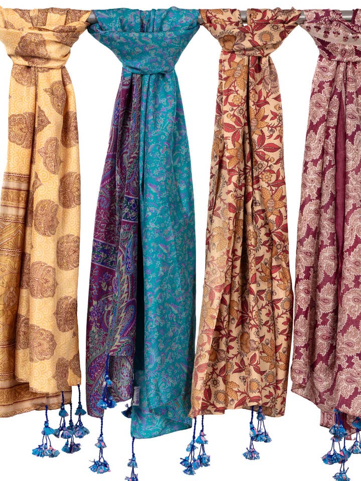 Upgecycelte Seidensari-Quastenschals für den Großhandel von Sevya Handmade