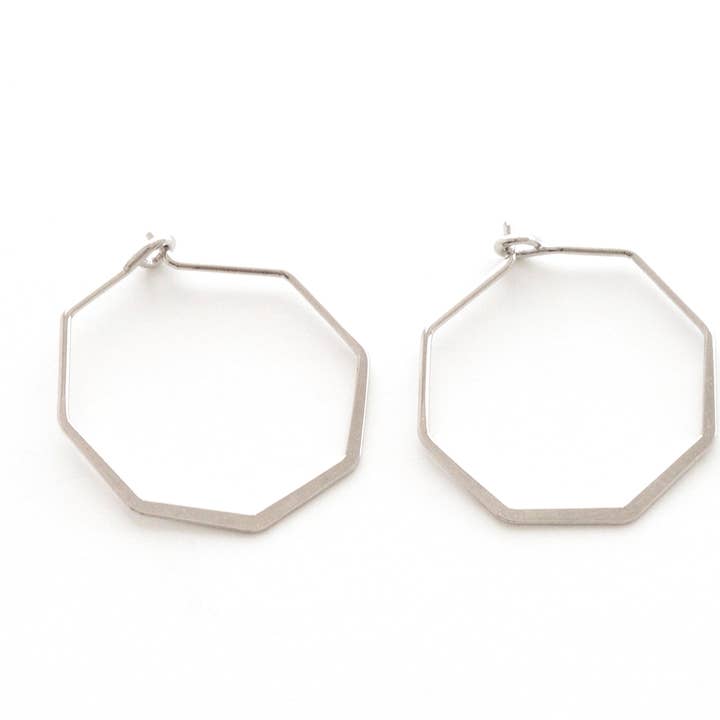 E7024-Lichtgewicht achthoekige geometrische hoepeloorbellen voor wholesale door Heidi Hull Designs