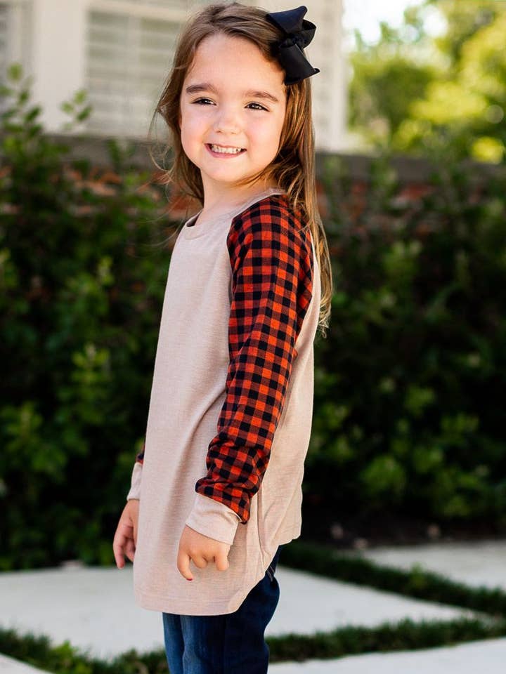 BGE Tan långärmad T-shirt för flickor med orange ginghamärmar för wholesale på Faire2