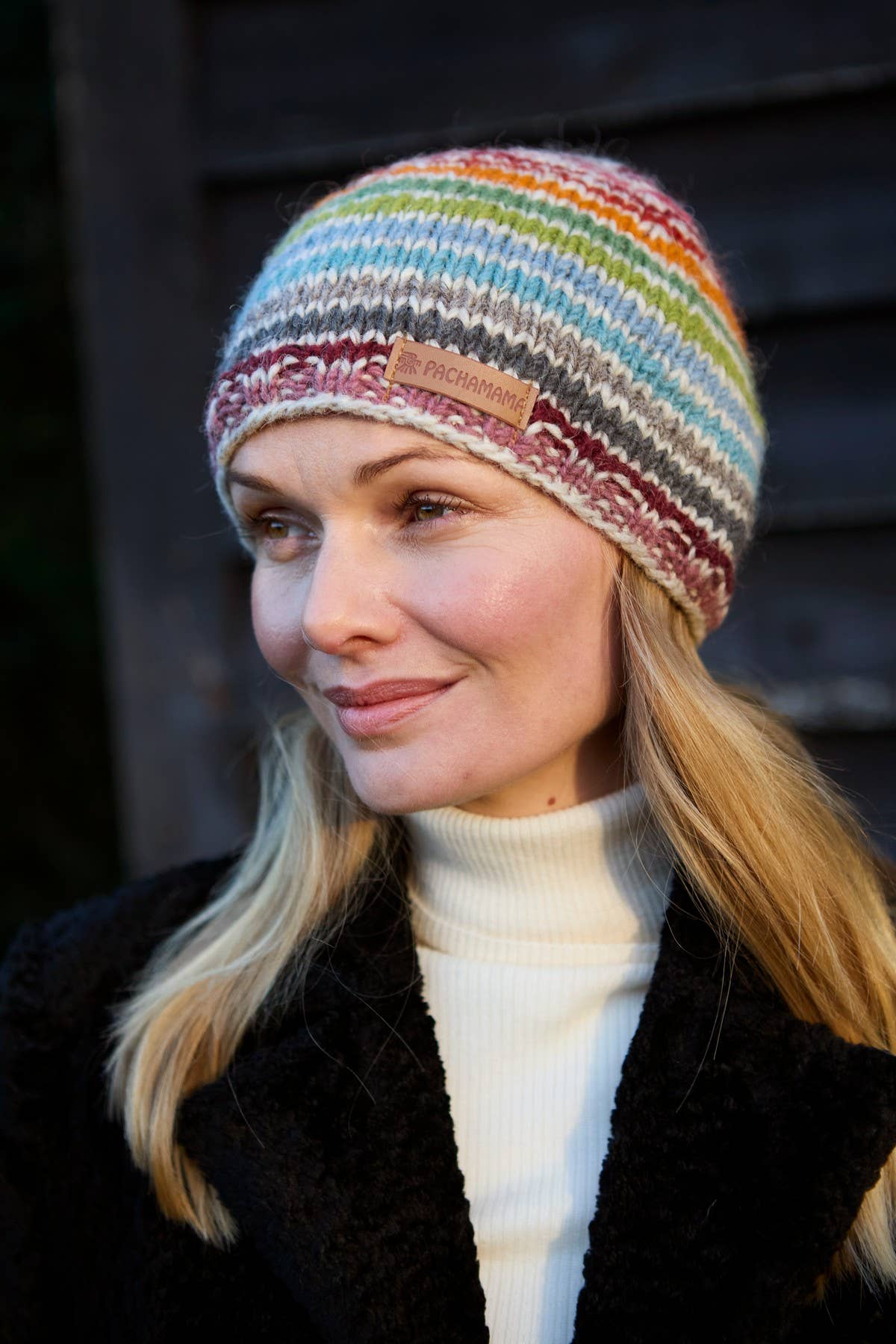 Un colore Cappello Hoxton a righe colorate in lana lavorata a maglia in vendita all'ingrosso su Faire3