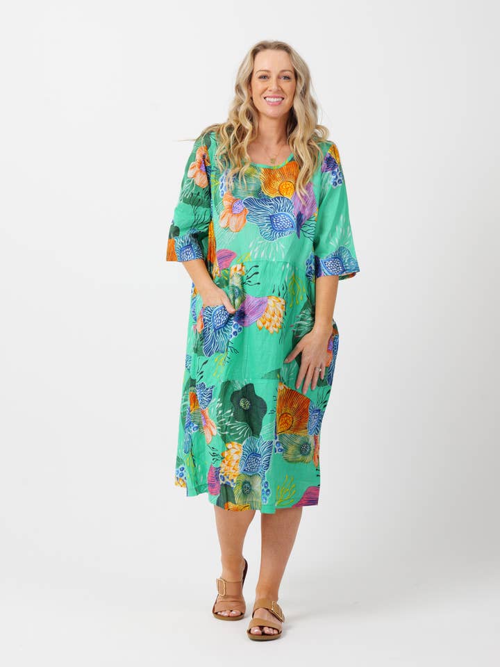Robe Maleny en vert marine pour la vente par Mozaic by Euro Dreaming