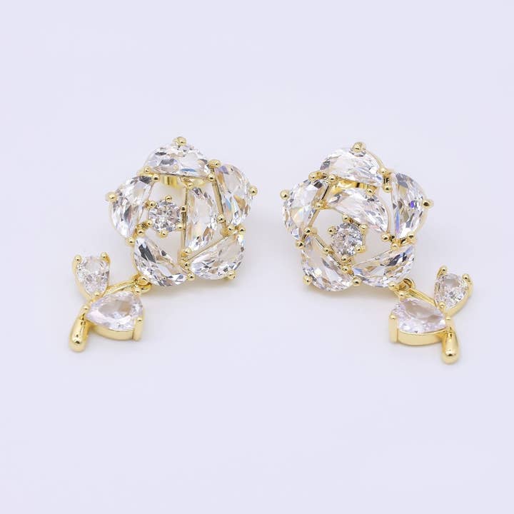 Boucles d'oreilles clous en forme de fleur rose avec grappe de zircons cubiques transparents, plaquées or 24K | AI482 pour la vente par Aim Eternal