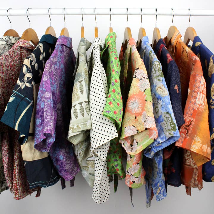 Vintage blouse met korte mouwen en knoopsluiting, voorpand gestrikt voor wholesale door Sun's Out!