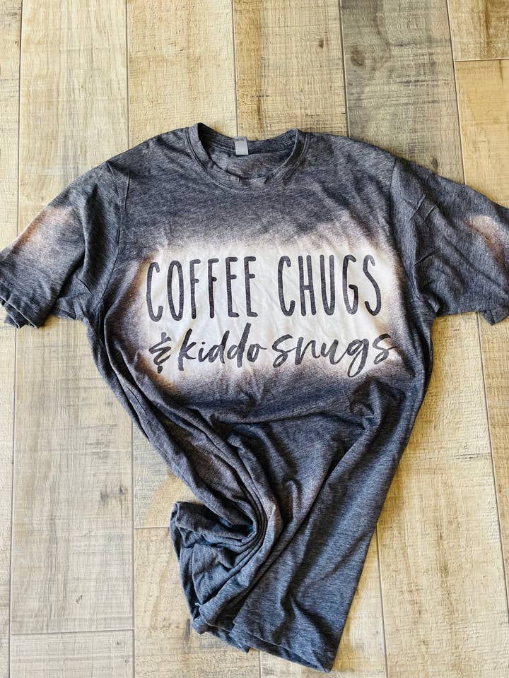 Maglietta Coffee Chugs e Kiddo Snugs per la vendita all'ingrosso da parte di The 985 Company