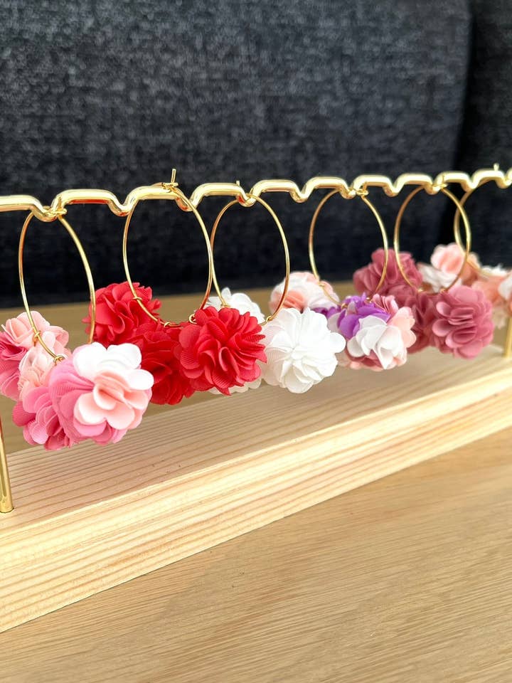 Argolas POMPONNETTE - aço dourado e flor em tecido por atacado de Innaya