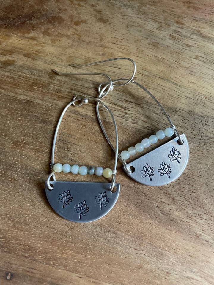 Trio di alberi timbrati a mano con pietre di amazzonite per la vendita all'ingrosso da parte di Rising Dawn Boutique