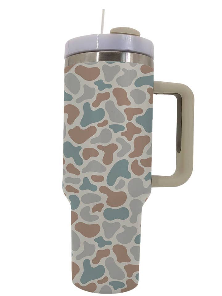 Gobelet camo avec poignée pour la vente par The Front Porch Label