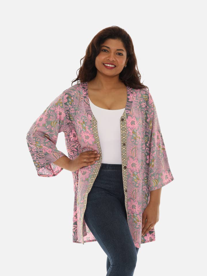 camisa estampada con cuello en V y botones para mujer para venta al por mayor de Shoreline Wear. INC