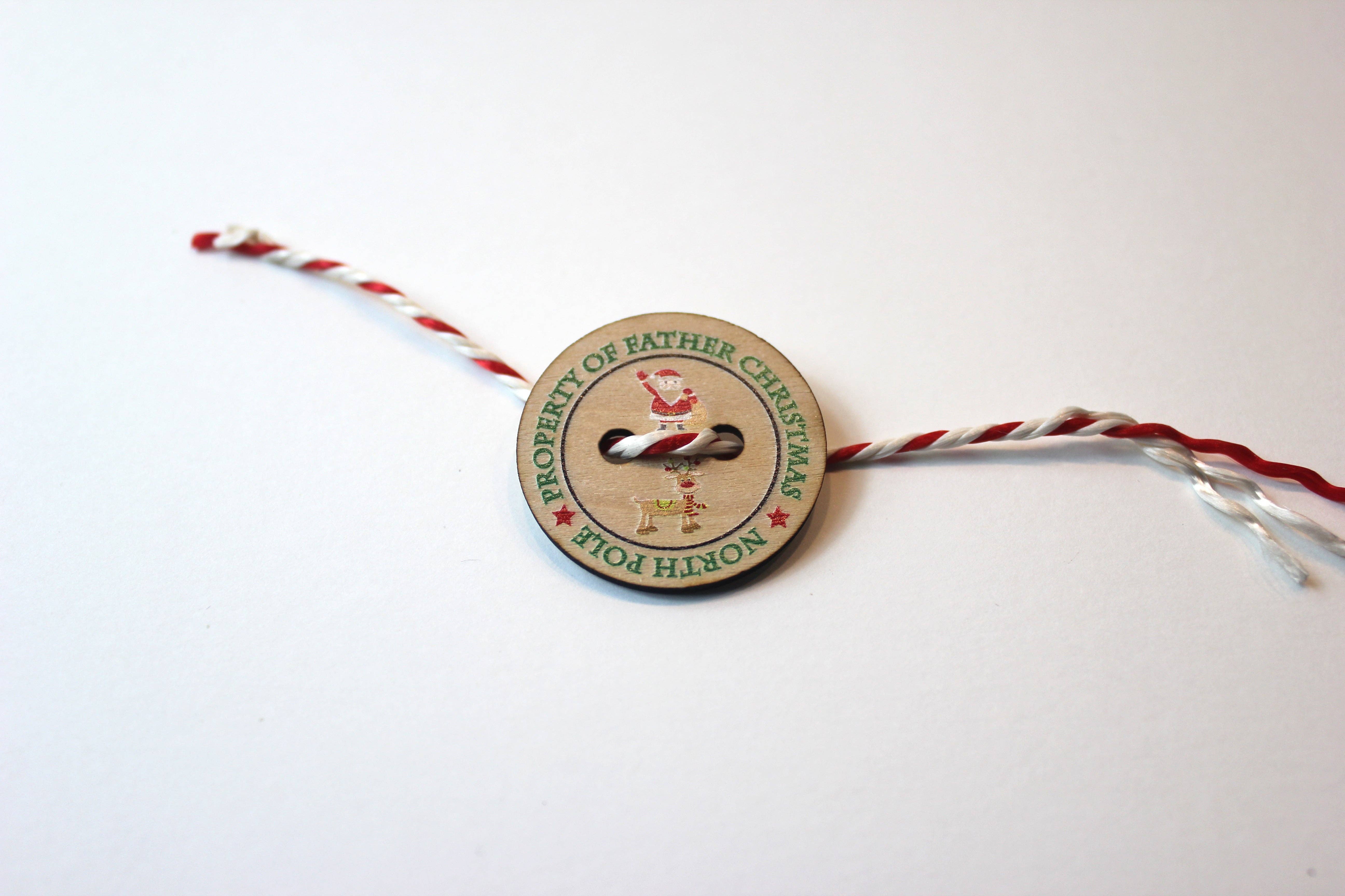 Close to the Bone Greeting Cards and Gifts - Vente Décoration de Noël - Bouton Perdu du Père Noël - Or brillant ou Bois5