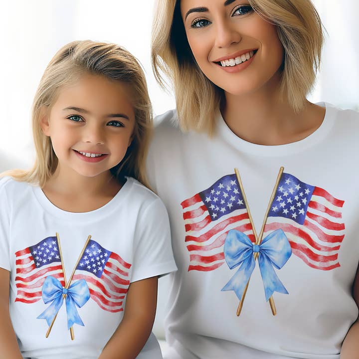 Par.tees by Party On! – Engroshandel Grafisk t-shirt - Dame – USA-flag patriotisk blå sløjfe 4. juli stjerner grafisk T-shirt