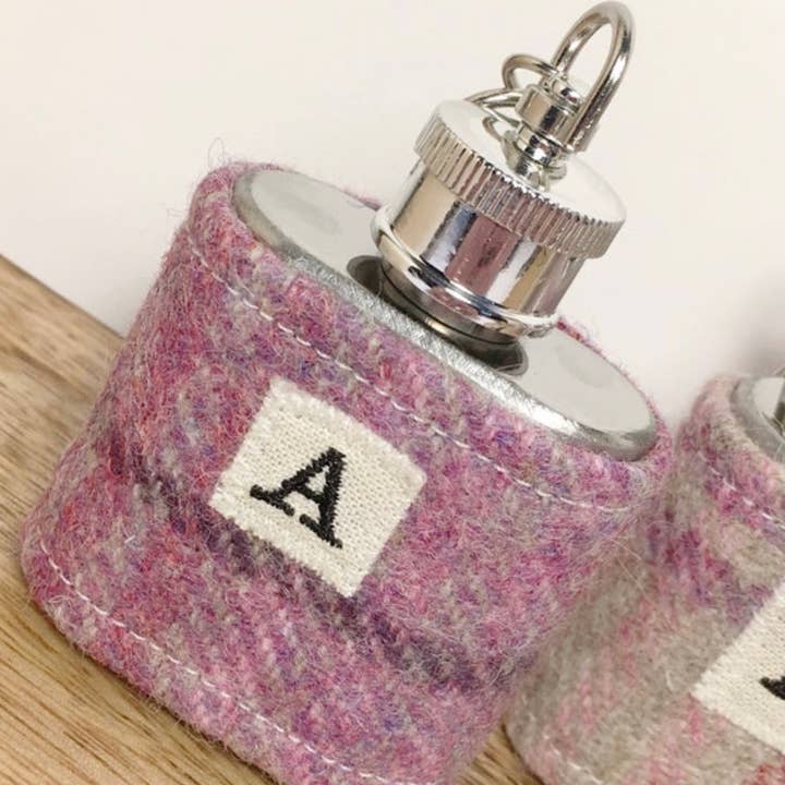 Porta-chaves A-Z inicial Tweed Mini Hip Flask por atacado de The Wee Loft