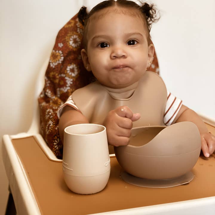 Ali+Oli – Engroshandel Drikkeglas/kop – Børn – Bunny Face Silikone åben kop til baby og småbørn (kokosnød)