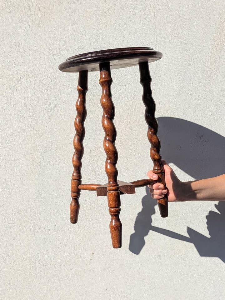 Sgabello Francese a Torciglione per la vendita all'ingrosso da parte di Rosie Gore