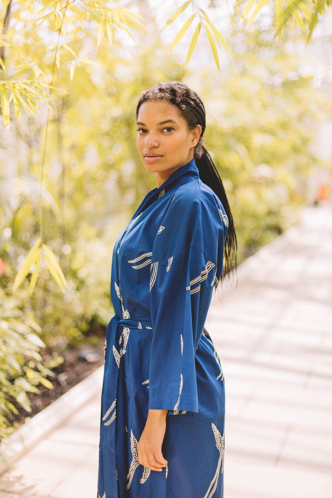 Susannah Cotton – wholesale Morgonrock - Unisex – Susannah bomull Kimono mantel - lång tailed fågel vit på blå7