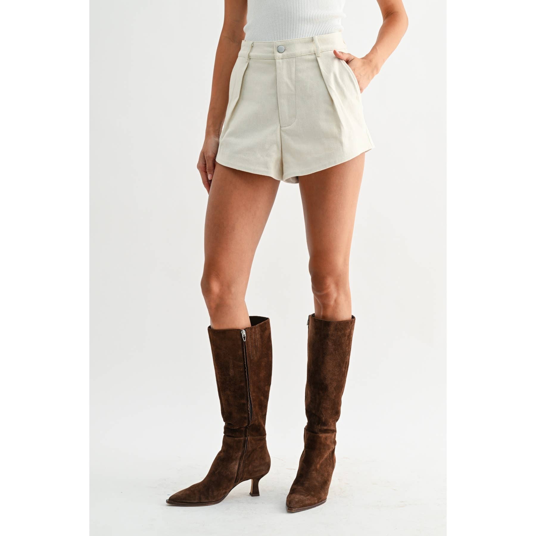 AVORIO SHORTS SU MISURA IN COTONE AVORIO A VITA ALTA CON PIEGHE in vendita all'ingrosso su Faire4