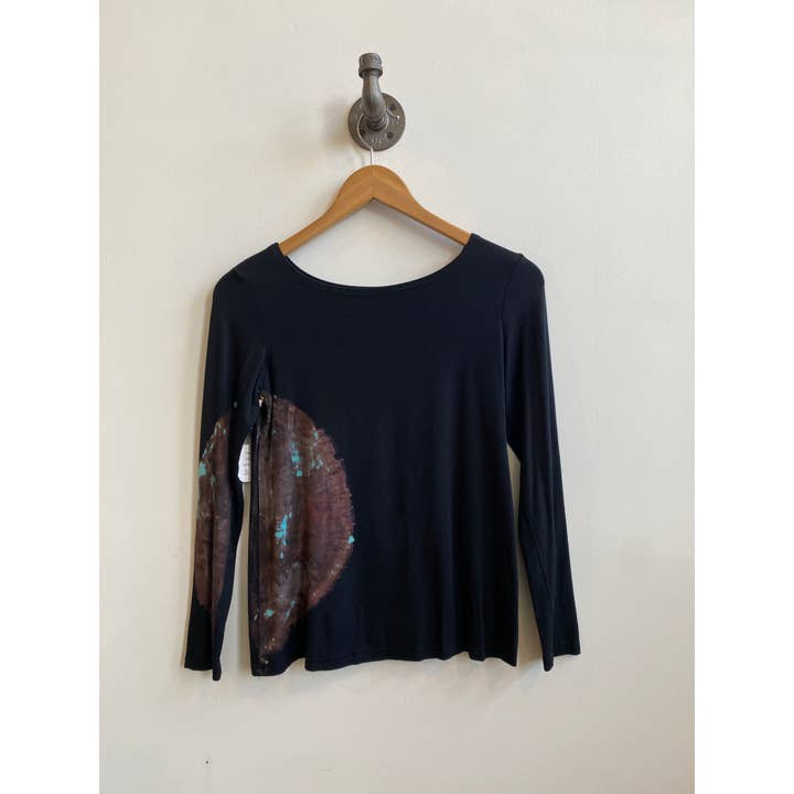 T-shirt semi-ajusté à manches longues fait main aux États-Unis - Side Moon pour la vente par Marvalina