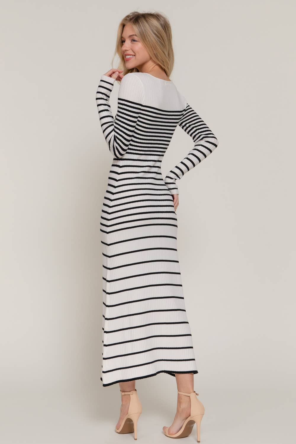 Active Basic | Active USA – Großhandel Kleid – Damen – Langarm-Kleid mit U-Boot-Ausschnitt und halblangem A-Linien-Schnitt mit Streifen.15