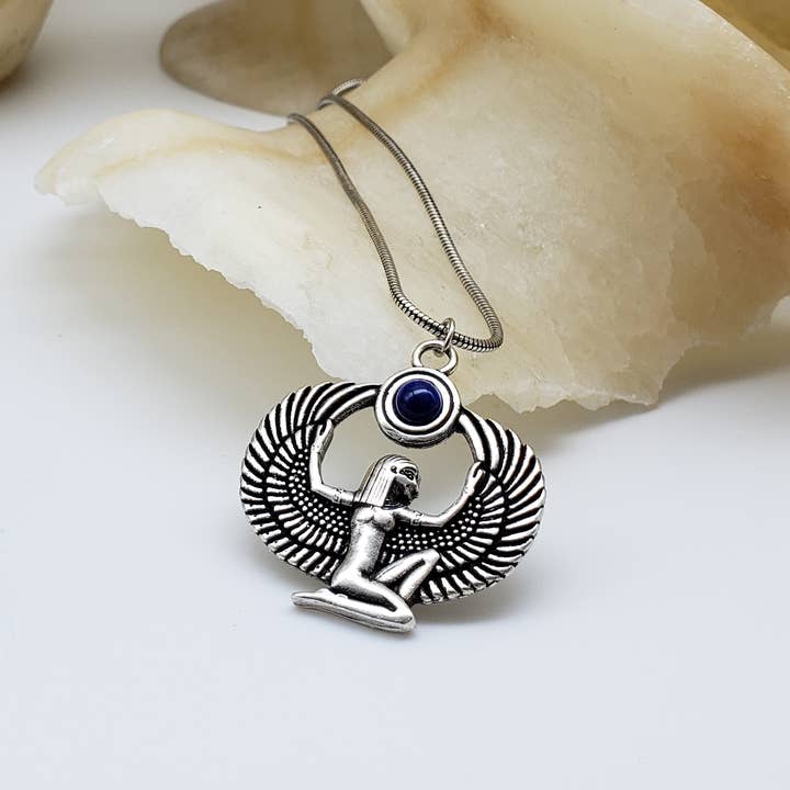 Discoveries, Inc. - Venta al por mayor Collares con colgantes/abalorios - Colgante de Isis con lapislázuli, plata envejecida - Diosa egipcia