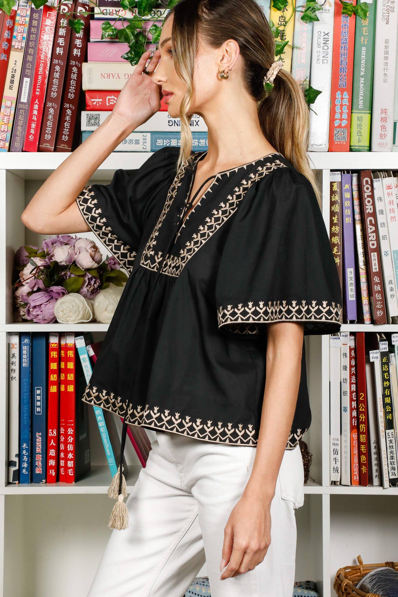 Vine & Love - Vendita all'ingrosso Camicetta - Donna - Blusa boho ricamata con collo a fiocco e scollo diviso a V VT8248614