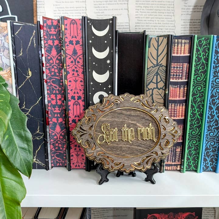 Spis de rige | Bogreolskilt for engroshandel hos Quill & Cauldron