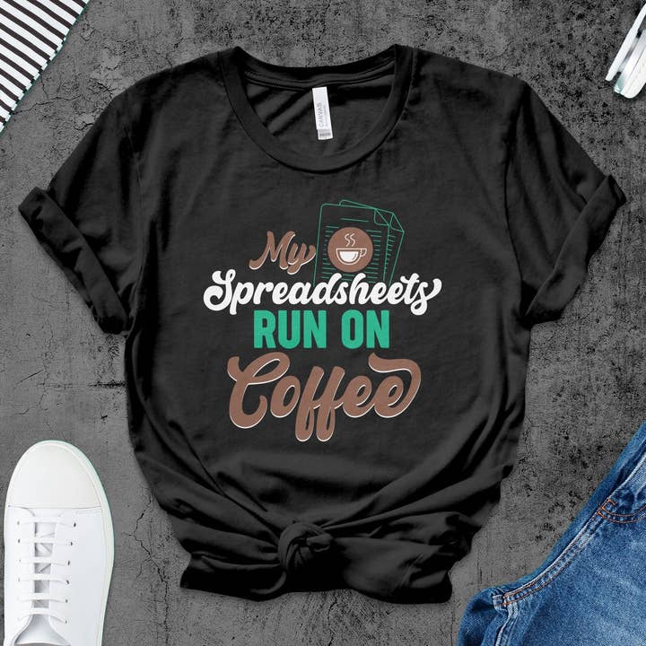 Lustiges Kaffee-T-Shirt, Coffein-Lovers-T-Shirt, grafisches Shirt für Coffee Run, Unisex-Freizeitkleidung, Geschenk für Barista für den Großhandel von FreakyTeeFactory