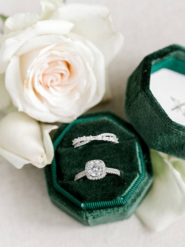 Smaragdgrüne Samt-Achteck-Ringbox für den Großhandel von Belle Box Boutique