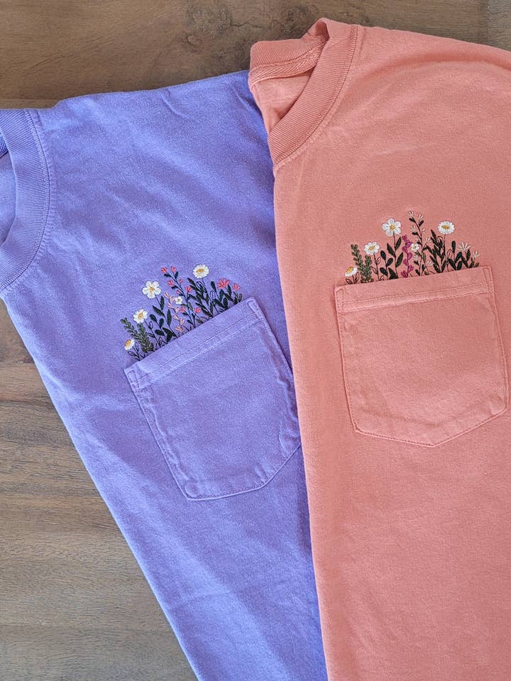 Geborduurd T-shirt met Wilde Bloemen en Zakje | Comfort Colors voor wholesale door Penelope Annen Design