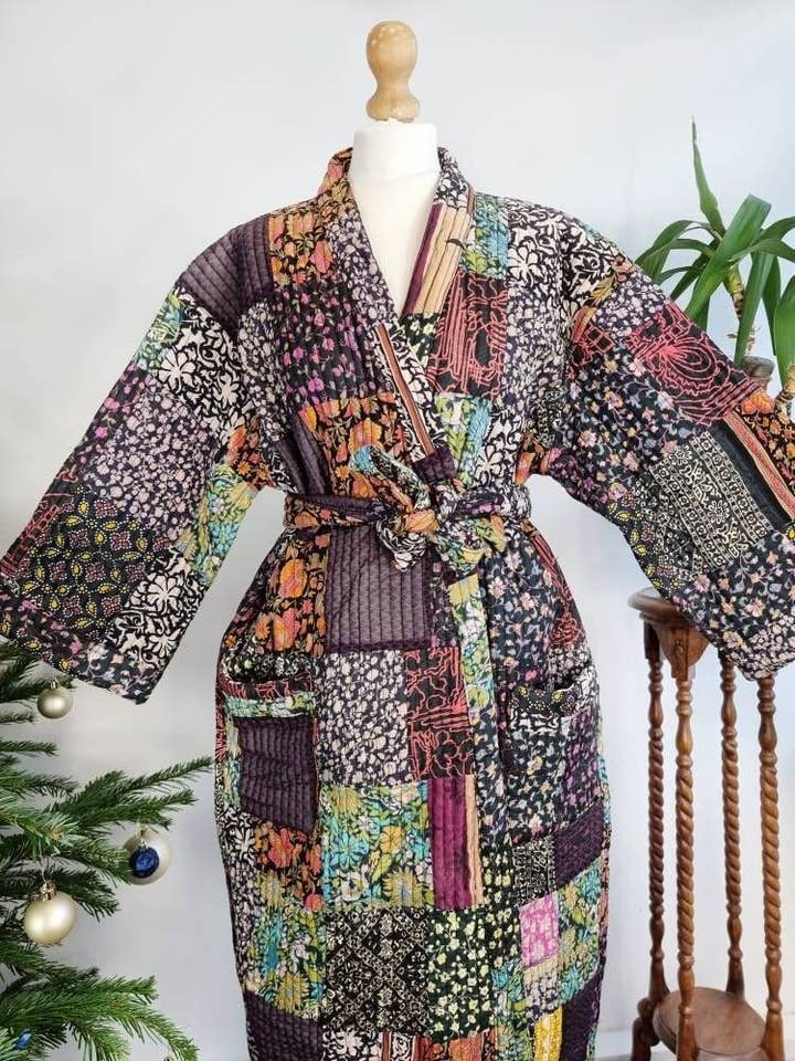 Bata acolchada de algodón puro | Retales de seda reciclada negra para venta al por mayor de Essential Designs London