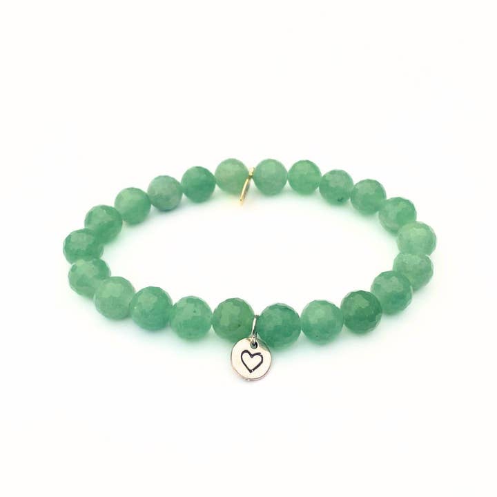 Bracelet en cristal de jade vert + breloque en forme de cœur en argent sterling pour la vente par Infinite Warrior