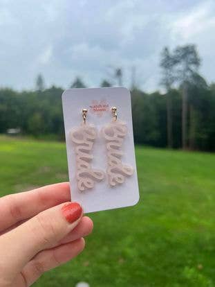 Boucles d'oreilles de mariée en acrylique Boucle d'oreille en acrylique de couleur perle pour la vente par Watch Me Bloom