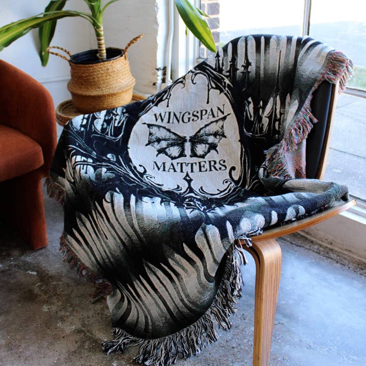 Plaid de lecture tissé Wingspan Matters – Jeté Fantasy Romantasy pour les amateurs de livres | Accessoires Gilded Girl pour la vente par Gilded Girl Accessories