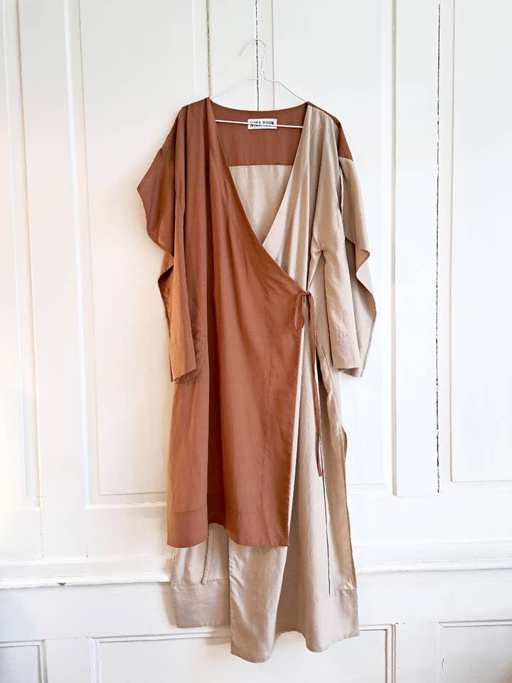 ROBE ENVELOPPANTE EARTH MIX pour la vente par NINA YUUN