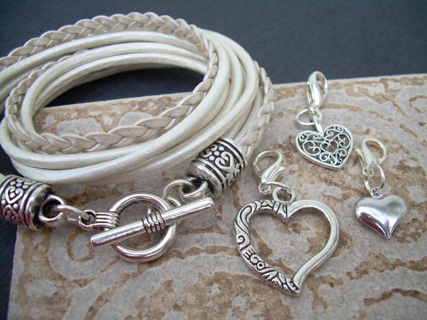 Urban Survival Gear USA - Vente Bracelets à breloques/pendentifs - Bracelet à breloques en cuir blanc en forme de cœur, bracelet pour femme, bracelet en cuir, bracelet portefeuille, bijoux pour femmes, bijoux en cuir4