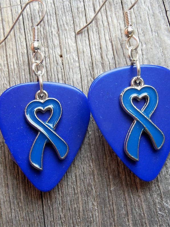 Blue Ribbon Charm in Herzform mit Gitarren-Plektrum für den Großhandel von Simply Raevyn