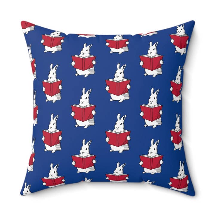 Coussin carré en polyester filé pour amateurs de livres Judgmental Bunny Book Nook, cadeau littéraire Bookish Merch for Bookworm, cadeaux de club de lecture pour la vente par Terry Heath Art