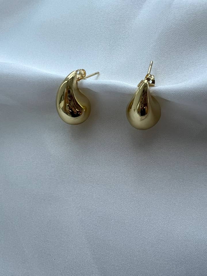 Hoogwaardige vergulde traanoorbellen voor wholesale door By Jessi Jewelry