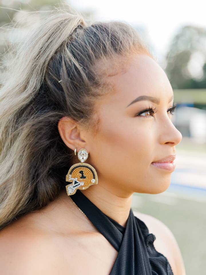 Casco da calcio nero e oro per la vendita all'ingrosso da parte di Taylor Shaye Designs