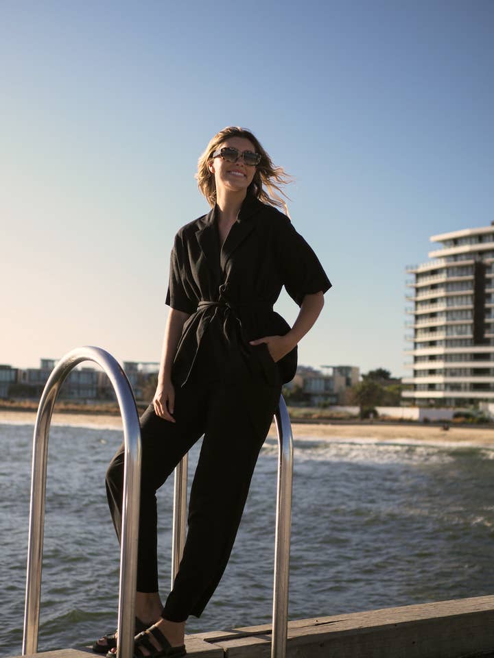 Pantalon Finn noir 100 % lin fabriqué à Melbourne du 10 au 20 août pour la vente par Anto Apparel